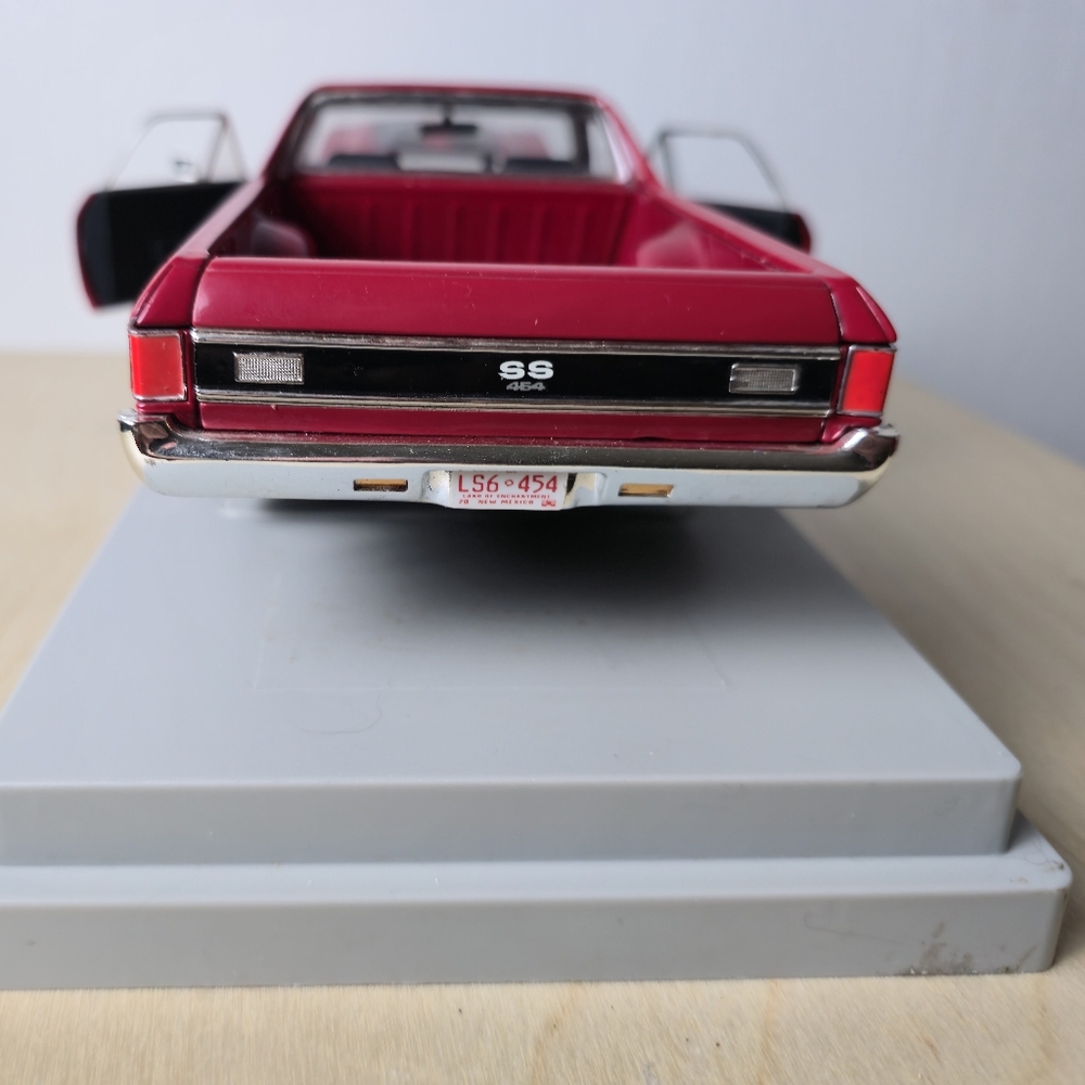 American Muscle '70 El Camino SS454 Model Car - Picture 14 of 16